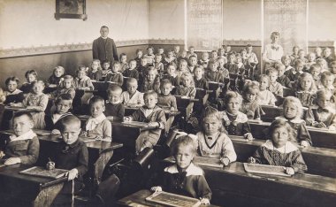 Sınıf arkadaşları sınıfa. Okuldaki çocuklar ve öğretmenler. Orijinal film tahılları, bulanıklığı ve 1910 tarihli çizikleri olan klasik fotoğraf.