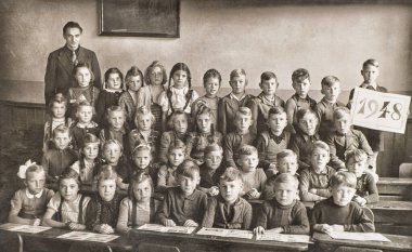 Çocuklar ve öğretmenler sınıfa. Okuldaki sınıf arkadaşlarının eski resimleri. 1948 tarihli orijinal film tahıllı klasik fotoğraf.