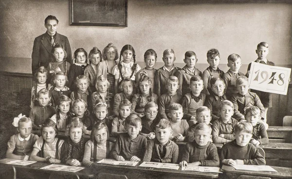 Παιδιά Και Δάσκαλος Στην Τάξη Αναδρομική Φωτογραφία Συμμαθητών Στο Σχολείο — Φωτογραφία Αρχείου