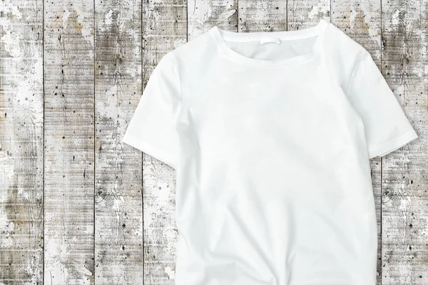 Shirt Mock Vazio Modelo Simples Rústico Fundo Madeira Exibição Produto — Fotografia de Stock