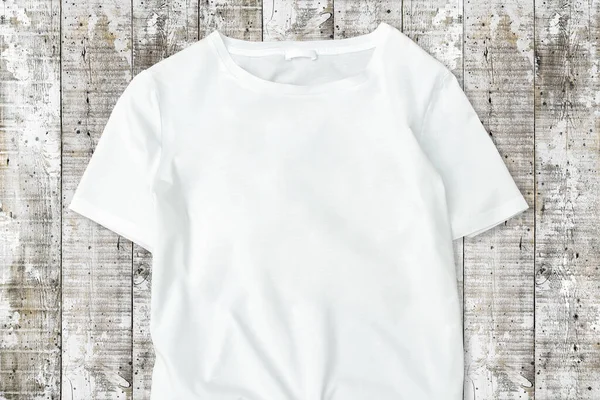 Shirt Mock Vazio Modelo Simples Rústico Fundo Madeira Exibição Produto — Fotografia de Stock