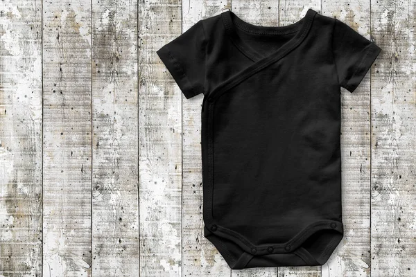 Baby Bodysuit Mockup Preto Frente Vazio Fundo Madeira Lisa Exibição — Fotografia de Stock