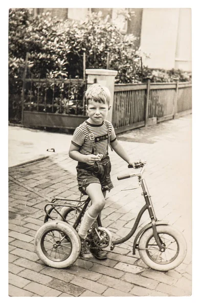 Photo Vintage Mignon Garçon Avec Vélo Vieille Image Avec Grain — Photo