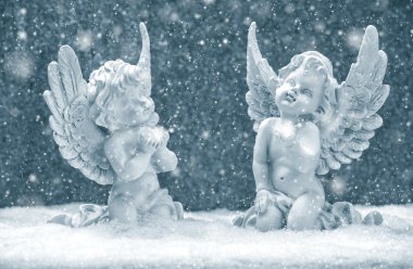 Karda küçük koruyucu melekler. Noel dekorasyon