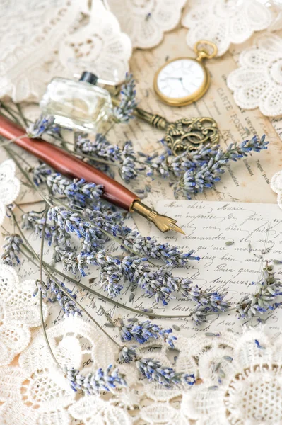 Penna inchiostro vintage, chiave, profumo, orologio da tasca, fiori di lavanda — Foto Stock