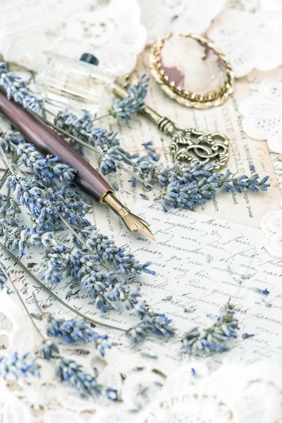 Vintage ink pen, key, perfume, lavender flowers and old love let — Stock Photo, Image