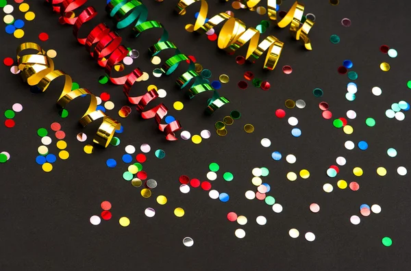 Kleurrijke streamer en confetti. Feestdecoratie — Stockfoto