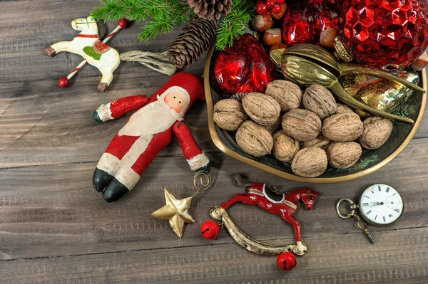 Biscuits de Noël et noix aux décorations vintage — Photo