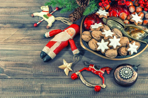 Biscoitos de Natal e nozes com decorações vintage — Fotografia de Stock