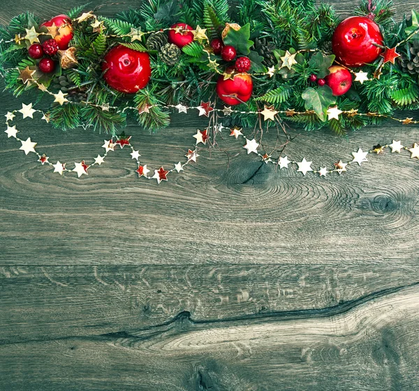 Guirnalda decoraciones de Navidad con manzana roja y pino verde —  Fotos de Stock