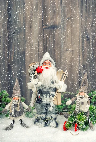 サンタ クロースと雪の中で幸せな子供たち。クリスマスの装飾 — ストック写真