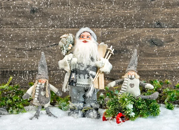 サンタ クロースと雪の中で幸せな子供たち。クリスマスの装飾 — ストック写真
