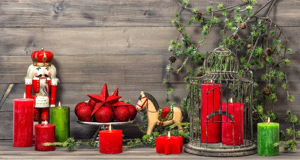 Kerstversiering met rode kaarsen en vintage speelgoed — Stockfoto