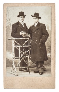 iki genç moda erkek Vintage studio fotoğraf. antika resim