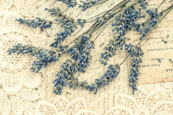 Fiori di lavanda essiccati e cartoline d'amore vintage — Foto Stock