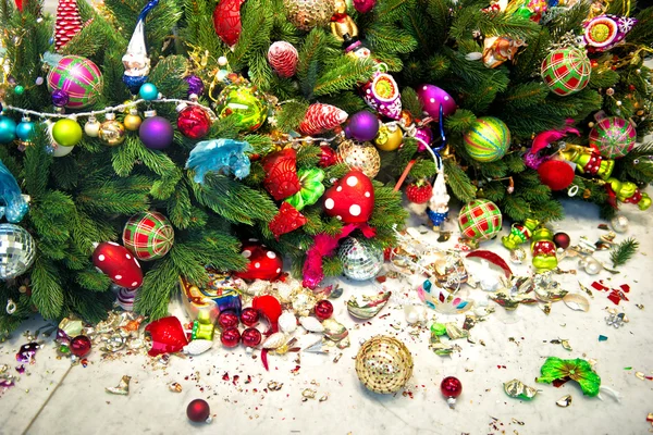 Натюрморт с рождественской елкой и разбитыми декоративными шарами — стоковое фото