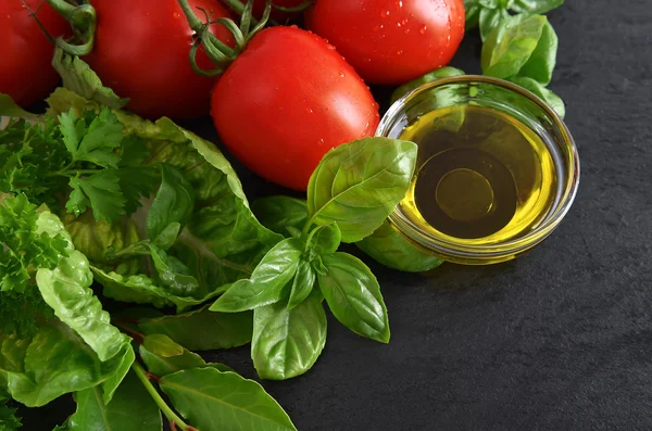 Tomates, folhas frescas de manjericão e azeite. alimentos saudáveis — Fotografia de Stock