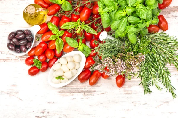 Tomates, hojas de albahaca, mozzarella y aceite de oliva. trasfondo alimentario — Foto de Stock