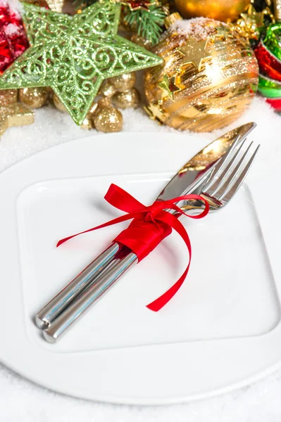 Table decoration with christmas baubles, festive cutlery — Stock Photo, Image