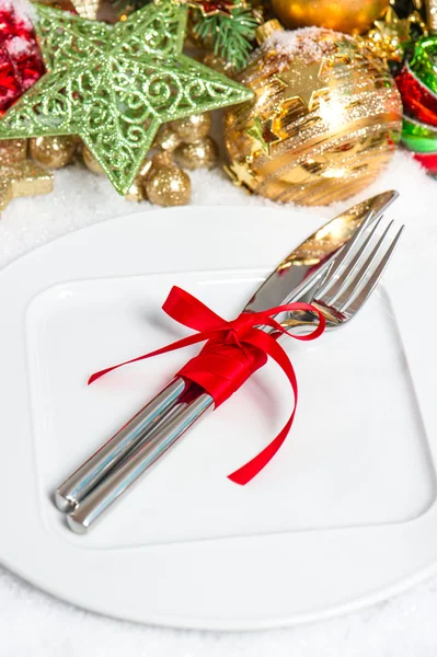 Decorazione della tavola con palline di Natale, posate festive — Foto Stock