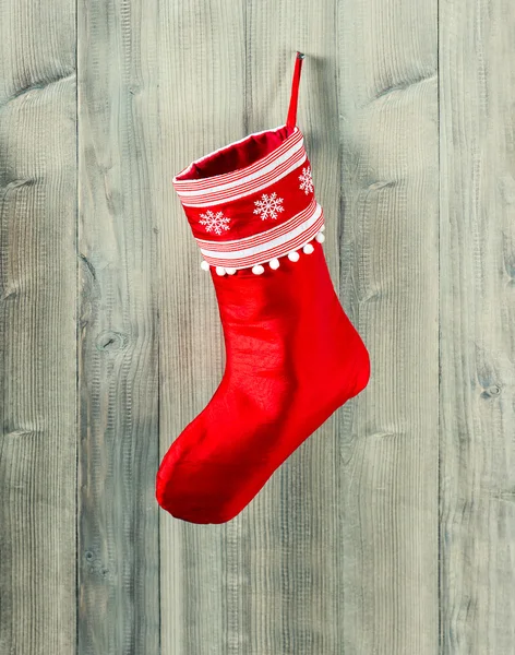 Bas de Noël. chaussette rouge avec flocons de neige pour cadeaux — Photo