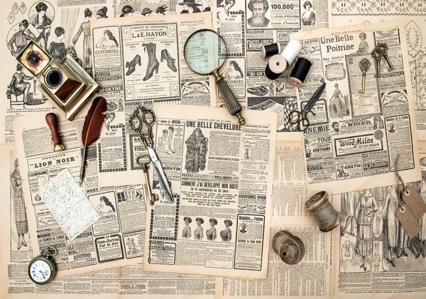 Acessórios antigos, ferramentas de costura e escrita, anúncios vintage — Fotografia de Stock
