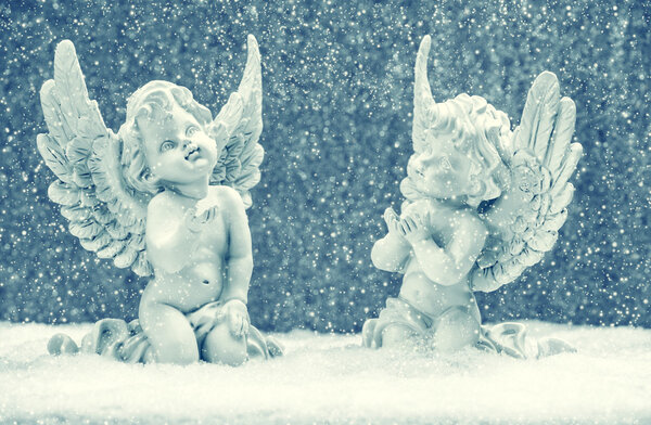 Pequenos anjos da guarda na neve. decoração de Natal — Fotografia de Stock