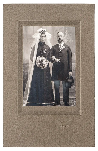 Antika bröllopsfoto. porträtt av bara gifta par — Stockfoto
