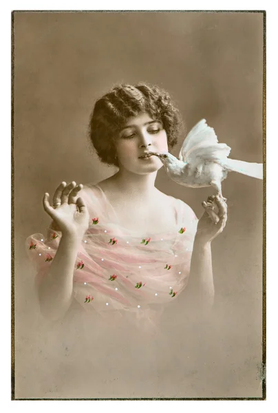 Винтажный портрет молодой женщины с голубем — стоковое фото