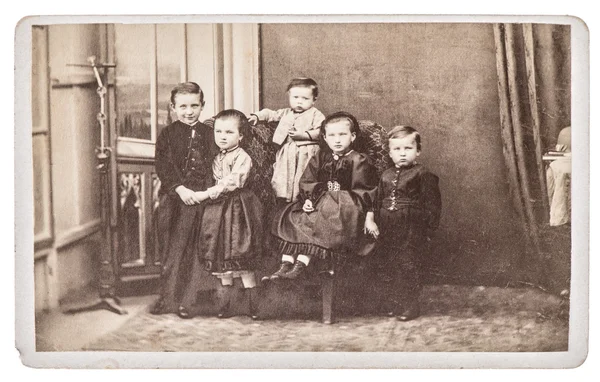 Gamla familj foto med fem barn. bröder och systrar — Stockfoto