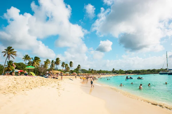 Personas que se relajan en Sunset Beach de St Maarten, isla caribeña — Foto de Stock