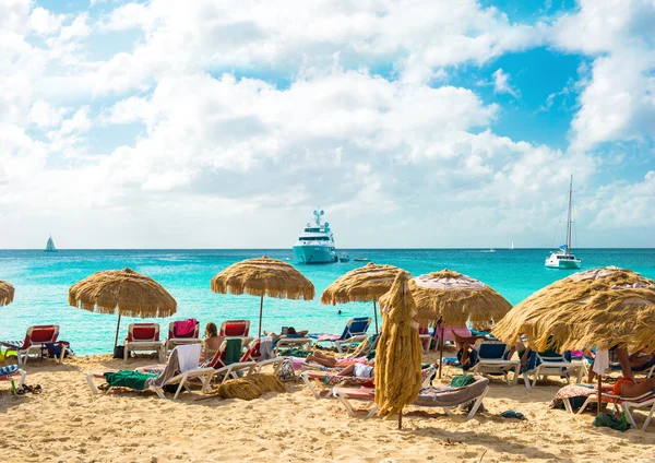 People relaxing on Sunset Beach of St Maarten, Caribbean island — Stock Photo, Image