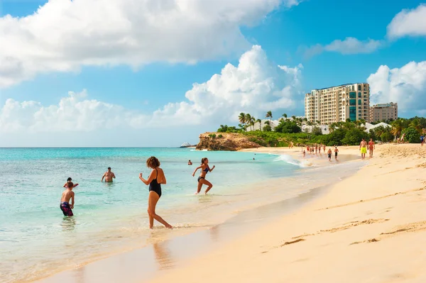 Personas que se relajan en Sunset Beach of Sint Maarten, Caribbean islan — Foto de Stock