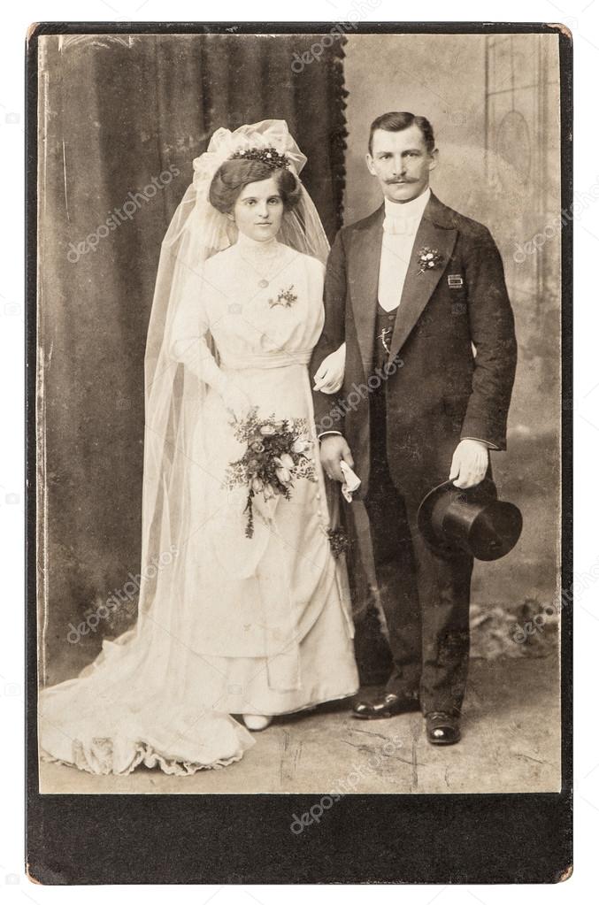 Foto de boda antigua. retrato de pareja recién casada — Foto editorial de  stock © LiliGraphie #52415647