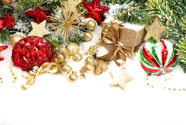 Weihnachtsdekoration rote Kugeln, goldene Geschenkschachtel und Tannenkleie — Stockfoto