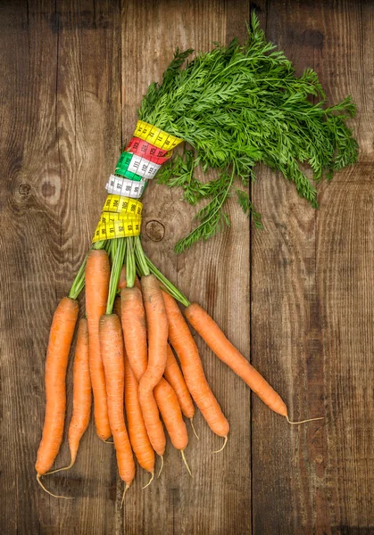 Zanahorias frescas con cinta métrica. dieta y alimentación saludable con — Foto de Stock