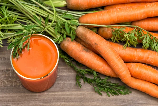 Succo di carota con verdure fresche. Cibo e bevande salutari — Foto Stock