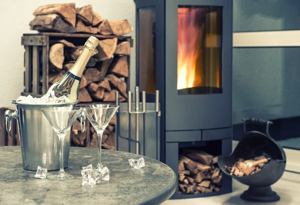 Slavnostní domácí interiér wirh šampaňské, dvě sklenice a krb — Stock fotografie