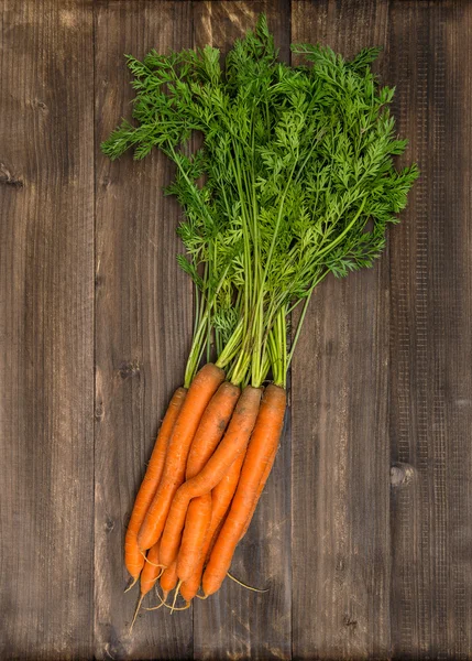 Cenouras frescas com folhas verdes. Conceito de alimento biológico — Fotografia de Stock