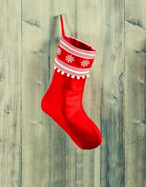 Γυναικείων καλτσών Χριστουγέννων. κόκκινη κάλτσα με λευκά νιφάδες χιονιού που κρέμονται — Φωτογραφία Αρχείου