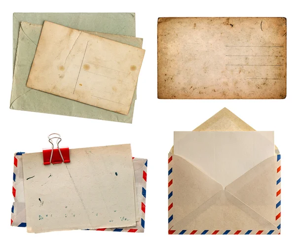Envelope de correio aéreo e cartões postais envelhecidos isolados em backgroun branco — Fotografia de Stock