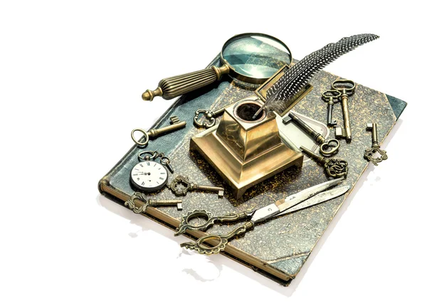Llaves antiguas, reloj de bolsillo, pluma de tinta, lupa, libro — Foto de Stock