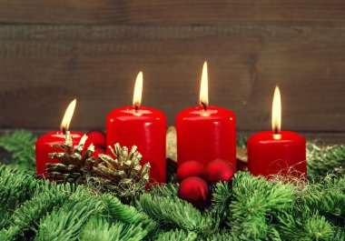dört kırmızı yanan mumlar ile Noel dekorasyon