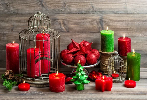 Vintage christmas achtergrond met brandende kaarsen en Rood bauble — Stockfoto