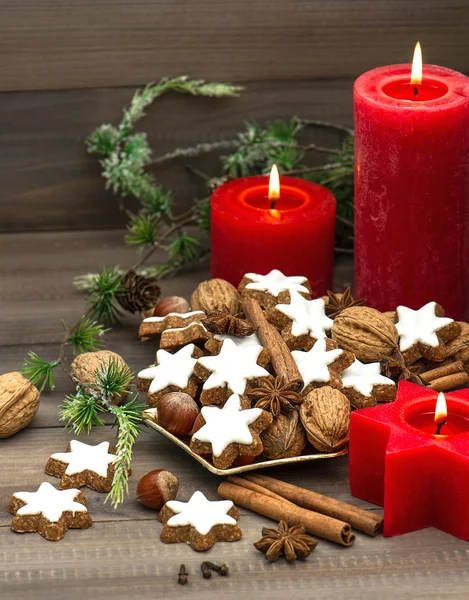Galletas de canela, nueces y especias con decoraciones navideñas —  Fotos de Stock