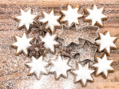 tarçınlı yıldız ile pudra şekeri