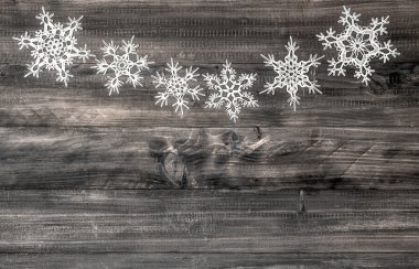 ahşap arka plan üzerinde beyaz kar taneleri. Noel dekorasyon