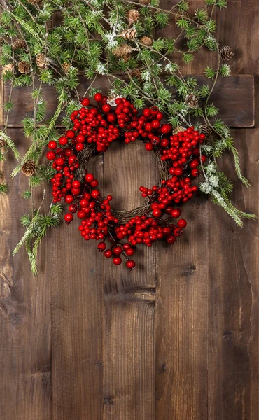 Ramas de árbol de Navidad y corona de bayas rojas —  Fotos de Stock