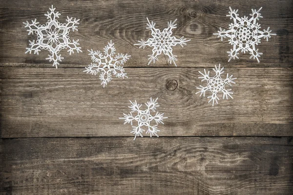 Karácsonyi dekoráció hópelyhek a rusztikus, fából készült háttér — Stock Fotó
