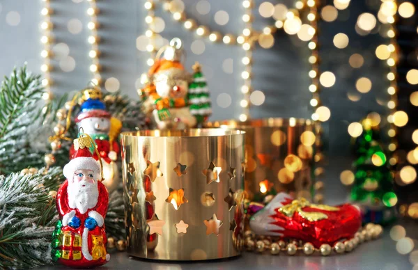 Christmas decorations with golden lanterns and defocused lights — Stock Photo, Image